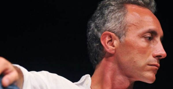 Il giornalino di Travaglio esorta “all’ottimismo” di fronte a disfattismo e catastrofismo. Via blogger