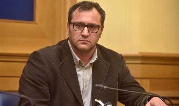 Roma, i rimborsi dei taxi di Ferrara o della parsimonia genetica del M5S