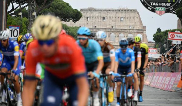 La Sindaca dell’Incuria e le buche in onore all’ultima tappa del Giro d’Italia: proteste e tempo azzerato