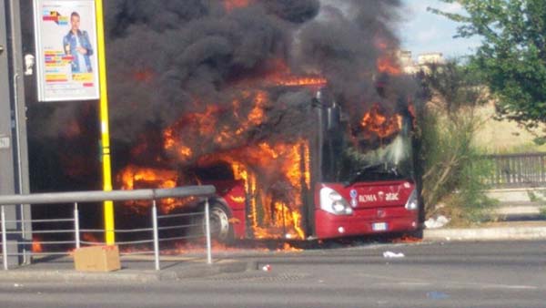 La Giunta dei Miracoli e il terribile complotto degli autobus che si incendiano da soli