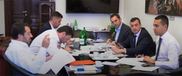 Sondaggio Index: pentaleghisti in calo, recuperano Berlusconi e il PD