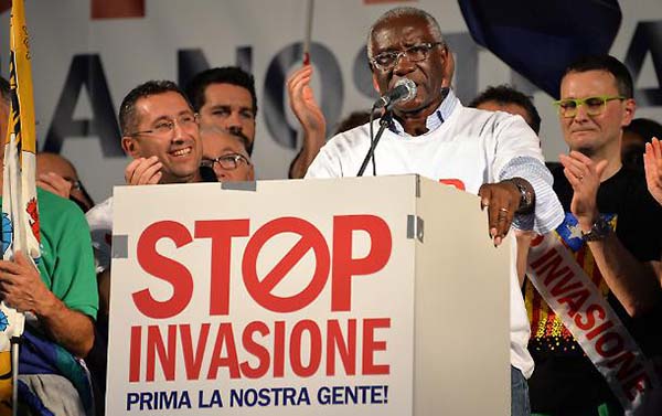 Matteo Salvini è contro i migranti mentre Toni Iwobi vuole i visti per i migranti del Centro Africa: il razzismo bifronte della Lega