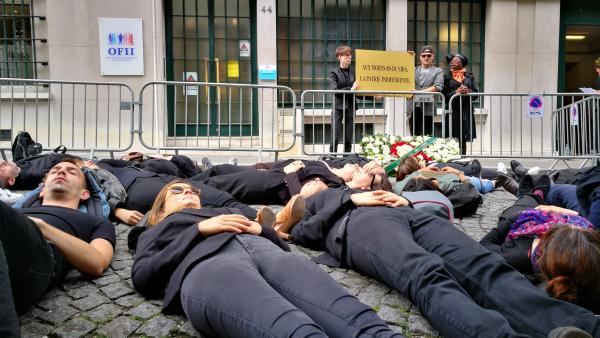 La Francia che dà le patenti di civiltà espelle i sieropositivi stranieri