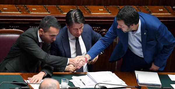 Il governo dell’andiamo avanti a suon di marce indietro