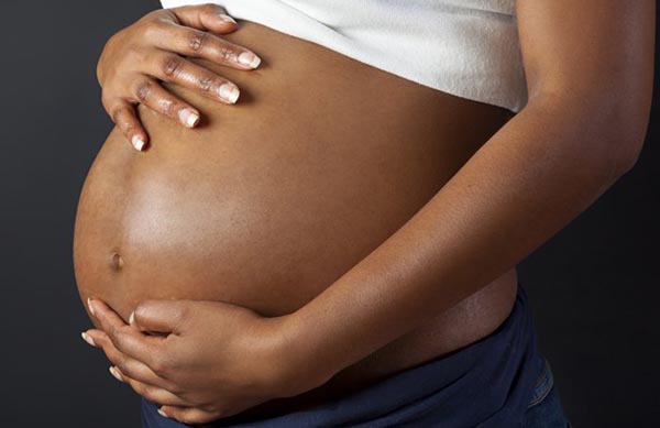 HRW Afrique: Des filles enceintes et des jeunes mères sont exclues de l’école