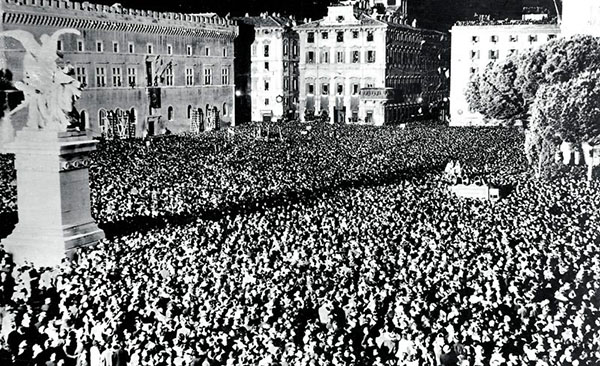 Gli Italiani vanno alla guerra inebriati dalla pozione d’odio quotidiana dal Tribuno in camicia verde