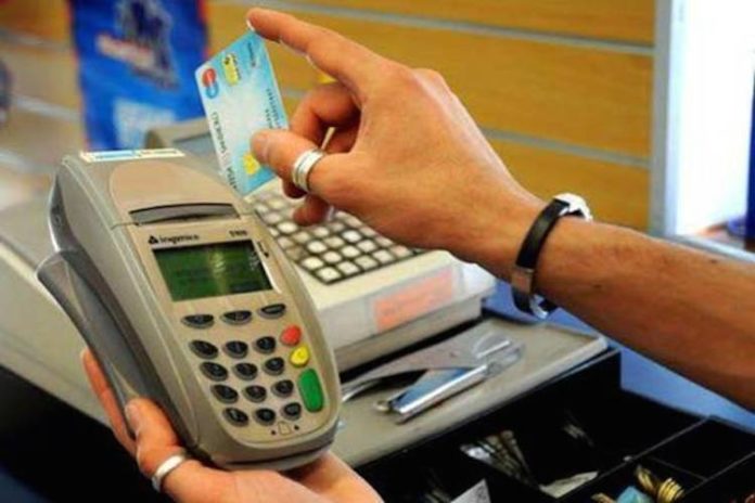 “Se vuole pagare con il Bancomat le costa un euro in più, altrimenti ci rimetto”… Prego?