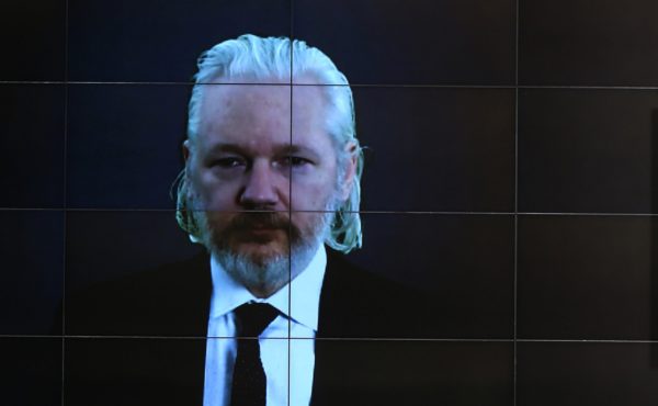 Julian Assange potrebbe essere consegnato al governo di Theresa May