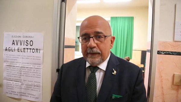 Il Sindaco leghista di Mortara che toglie le panchine per non farle usare ai profughi