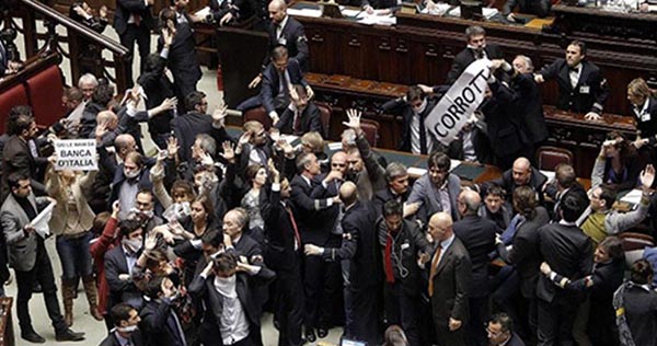 Aumento di stipendio per i capigruppo alla Camera, dicasi indennità aggiuntiva (non cumulabile con altre, un po’ di pudore gli è rimasto)