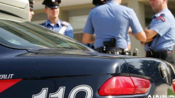 Cinquanta euro per riavere il portafogli, un arresto