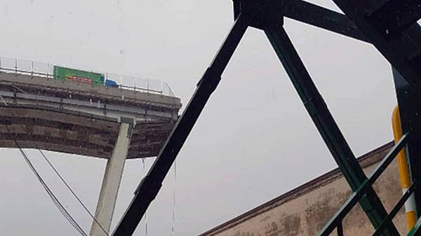 Crollo viadotto Morandi, il lutto cittadino e il cordoglio delle altre città italiane
