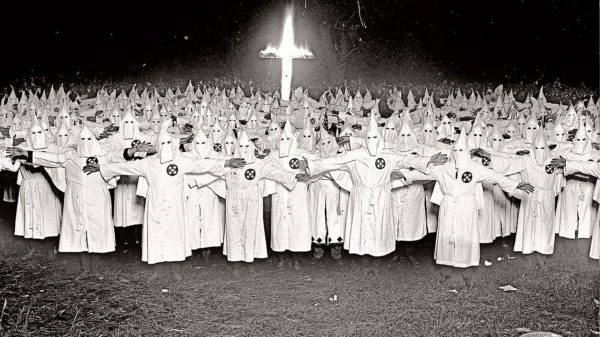 Dunque “Sì” ai crocifissi e “No” ai vaccini. E’ la Teocrazia pentaleghista