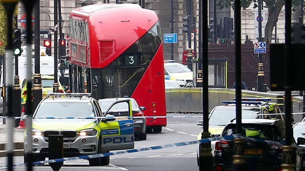 Londra, auto si lancia contro barriere fuori dal Parlamento. Un arresto. Indaga l’antiterrorismo