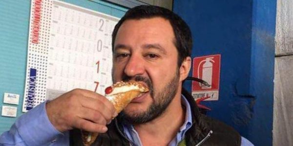 Salvini denunciato per istigazione all’odio razziale per la frase “Per i migranti è finita la pacchia”