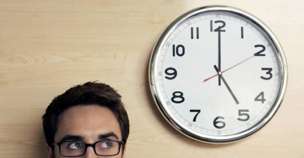 Commissione europea: “Eliminare il cambio tra ora solare e ora legale”. Verrebbero un sacco di battute…