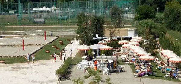 Niente bagni chimici, niente wi-fi, il progetto “Tiberis” e gli accordi con gli “odiati” Rom per aprirlo