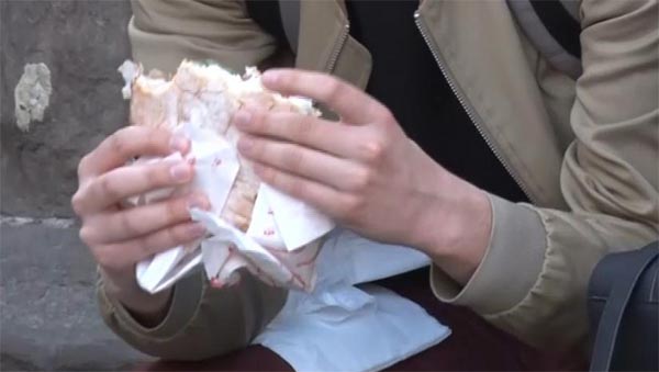 Firenze vieta il panino per strada, la risposta è il flahsmob “Tutti in piazza col panino”