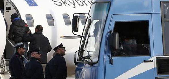 Per rimpatriare i clandestini si potrebbe provare con scafisti “riconvertiti” (ma solo in caso di avaria degli aerei)