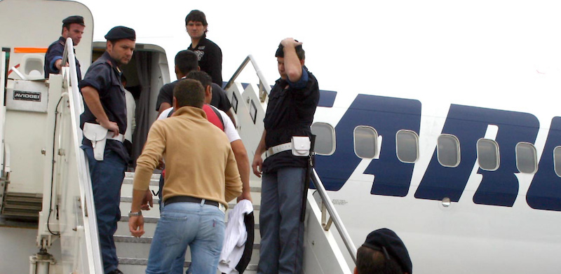 Quelli che fanno propaganda sui migranti e non sono nemmeno in grado di rimpatriarli
