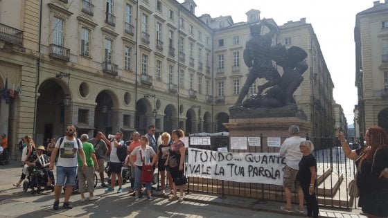 Torino, i lavoratori della Tundo alla consegna dei documenti che servono loro per avere li stipendi (cui hanno diritto)