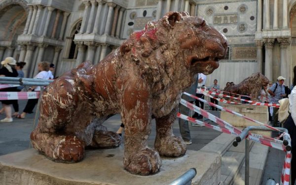 Individuati i quattro vandali del leoncino di Piazza San Marco