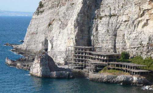 Oggi tutti esperti di abusivismo. Tra loro quelli che condannano l’abusivismo e fanno i condoni sull’abusivismo