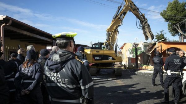 Di un ministro pro tempore che si emoziona a “ruspare” e di “casemonica” demolite nel tempo