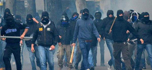 Un paese diviso in tifoserie che nello scannarsi tra loro perdono il senno e devastano il paese