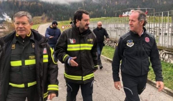 Il sindacato dei pompieri denuncia Salvini per uso improprio della divisa