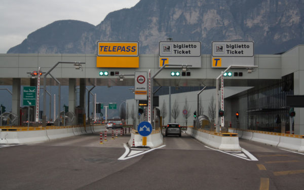 Quelli che “l’autostrada tornerà pubblica” e non sanno che “pubblica” lo è già