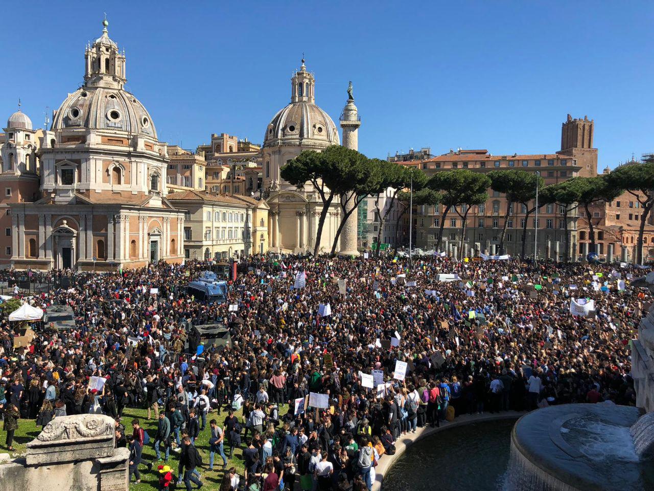 Di egoiste stelline sovraniste in spegnimento che sparlano delle ragazzine che vogliono un mondo differente