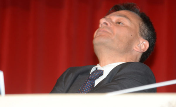 Stefano Fassina dice “no” all’esposizione della bandiera europea (“E’ scelta di classe!”) e si scopre filosovranista