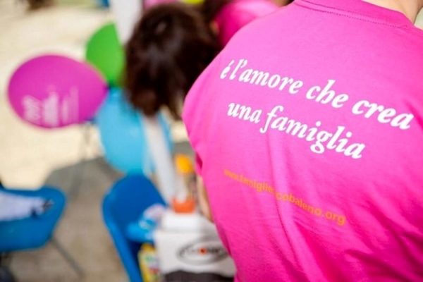 Famiglie Arcobaleno: per la Consulta entrambe le madri possono riconoscere il figlio alla nascita