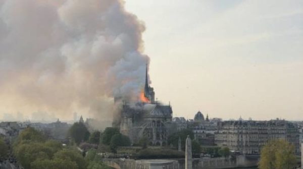 E mentre Nôtre Dame bruciava i barbari del pentaleghismo insultavano Macron sui social