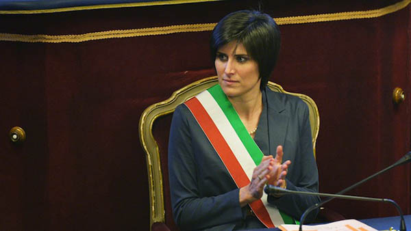 Chiara Appendino si mette di traverso a Casapound: ora diventi grande e molli Di Maio