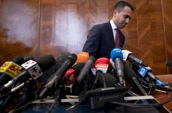 Luigi Di Maio si affida ai soliti ignoti della Sacra Rousseau per rimanere in sella