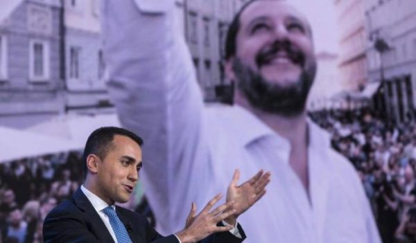 La sacra setta Rousseau si genuflette al Gran Maestro Di Maio e lo rielegge Capo