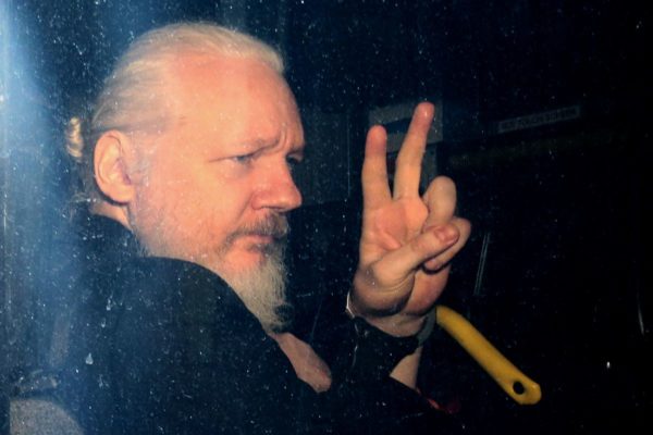 Il Regno Unito firma l’ordine di estradizione per Julian Assange negli Stati Uniti