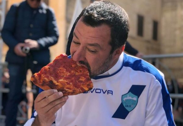 La fantasiosa bufala di Matteo Salvini sulla “Svizzera che dà 500mila franchi solo firmando un foglio”