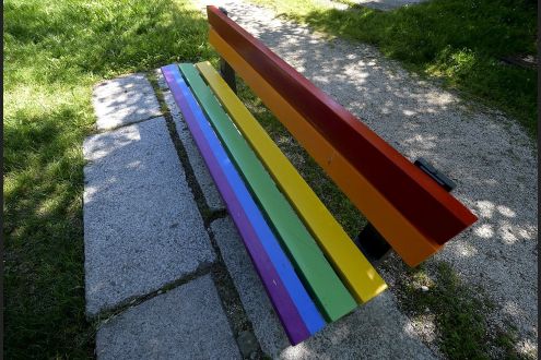 Panchine rosse, arcobaleno, simboli e politica. Chi si accontenta…