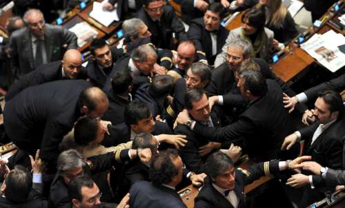 La Camera chiusa per ferie per 38 giorni. Tanto in Italia tutto va bene… E’ a forza di stare sui social che ci si stressa