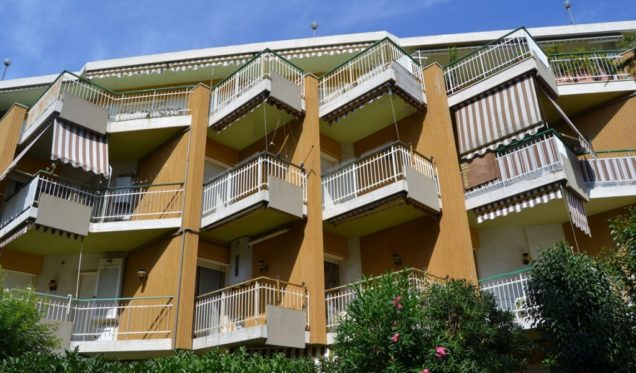 Un serpente dentro l’ingresso di un condominio in via Veneto