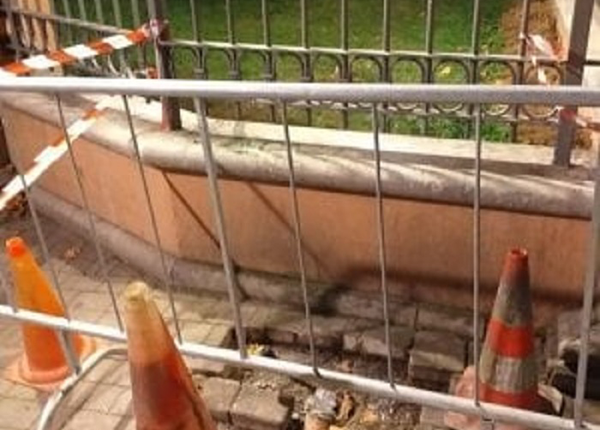 E non potendo sopportare che migranti e clochard bevessero, il Sindaco di Ventimiglia chiuse la fontana