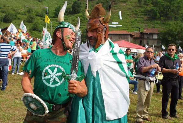 Dal “vi veniamo a prendere” ai magistrati, agli operai in Russia, al “dagli al migrante”: l’amore tutto leghista per la pace sociale