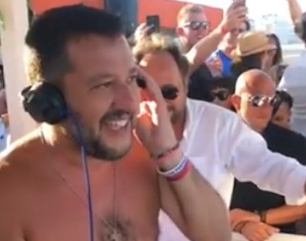 “Leghisti not welcome” al terminal dell’aeroporto. Catania dà il benvenuto al processo a Salvini