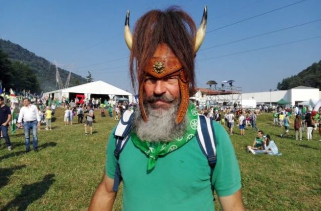 L’Italia leghista sfila a Pontida: botte e insulti ai giornalisti. Violento attacco a Mattarella