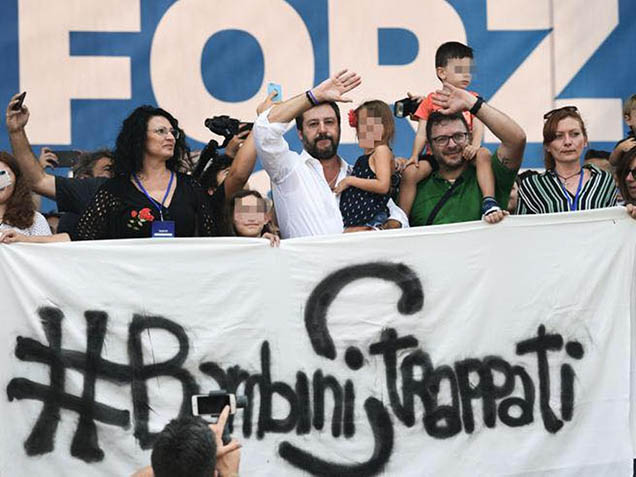 Chiedono di lasciare i bambini fuori dalla politica e li portano sul palco a Pontida
