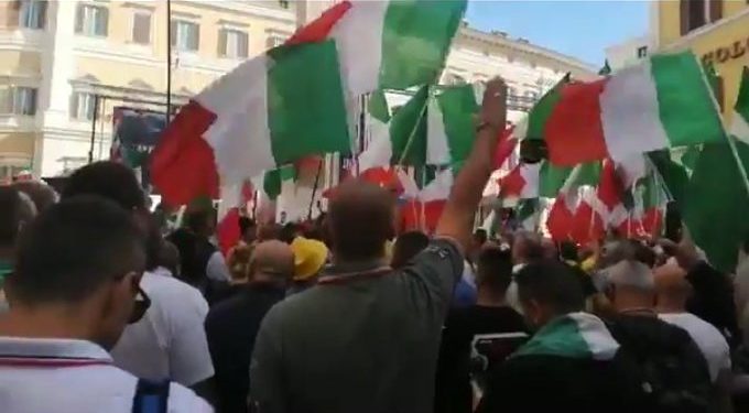 Neofascisti al processo per saluto romano… Secondo un giornale locale “avrebbero” violato la “cosiddetta” Legge Mancino