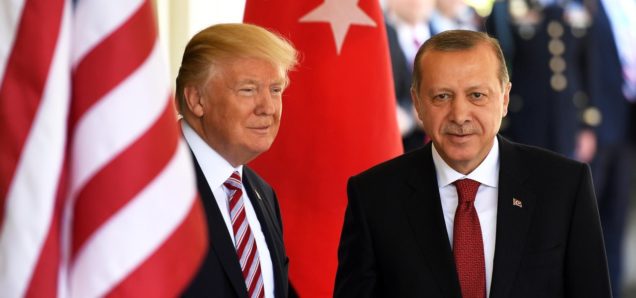 “Erdogan non tocchi i Curdi”, disse Trump. “Anzi, li tocchi”. E via con gli attacchi aerei